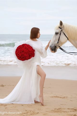 [XiuRen秀人网] No.4853 果儿Victoria beach horse scene white dress white underwear - 0016.jpg