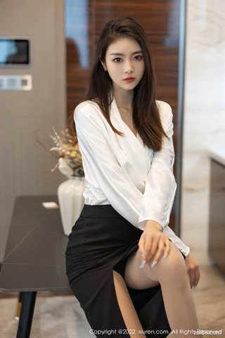 [XiuRen秀人网] No.4869 可樂Vicky Atasan putih dan rok hitam dengan stoking warna primer - 0006.jpg