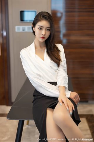[XiuRen秀人网] No.4869 可樂Vicky Haut blanc et jupe noire avec des bas de couleur primaire - 0008.jpg