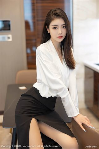 [XiuRen秀人网] No.4869 可樂Vicky Atasan putih dan rok hitam dengan stoking warna primer - 0019.jpg