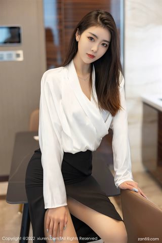 [XiuRen秀人网] No.4869 可樂Vicky Haut blanc et jupe noire avec des bas de couleur primaire - 0020.jpg