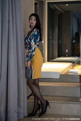 [XiuRen秀人网] No.4880 李雅柔182CM Jupe courte jaune et sous-vêtement noir avec soie noire - 0004.jpg