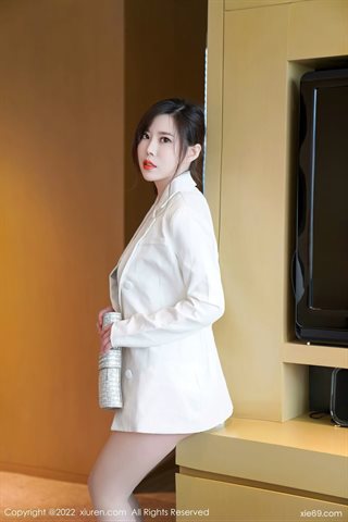 [XiuRen秀人网] No.4885 白茹雪 White coat and white skirt with primary color stockings - 0009.jpg