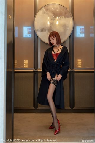 [XiuRen秀人网] No.4886 果儿Victoria Dark blue coat, red lace underwear with black silk - 0002.jpg