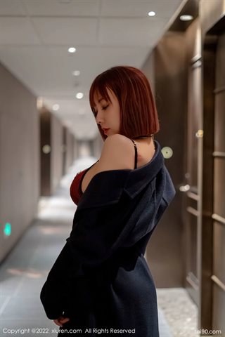 [XiuRen秀人网] No.4886 果儿Victoria Manteau bleu foncé, sous-vêtement en dentelle rouge avec soie noire - 0009.jpg