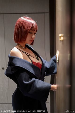 [XiuRen秀人网] No.4886 果儿Victoria Dark blue coat, red lace underwear with black silk - 0012.jpg