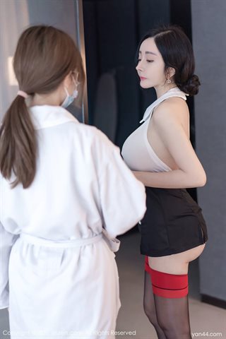 [XiuRen秀人网] No.4891 允薾 Top blanco con falda negra - 0006.jpg