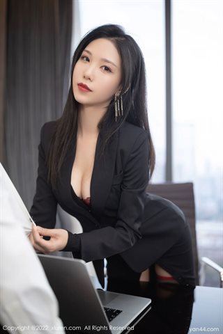 [XiuRen秀人網] No.4897 利世 黑色外衣短裙紅色蕾絲內衣搭配黑絲 - 0008.jpg