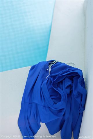 [XiuRen秀人网] No.4903 小海臀Rena Vestido curto azul com meias de cor primária - 0044.jpg
