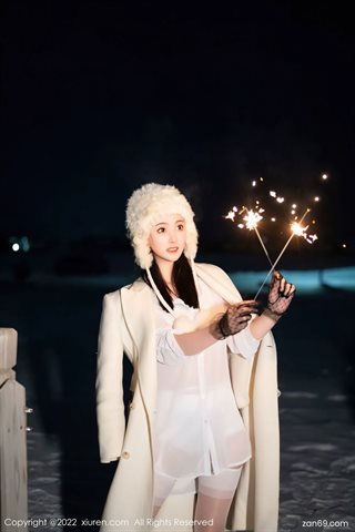 [XiuRen秀人网] No.4906 summer宝宝 เสื้อคลุมสีขาวกับถุงน่องสีขาว - 0004.jpg