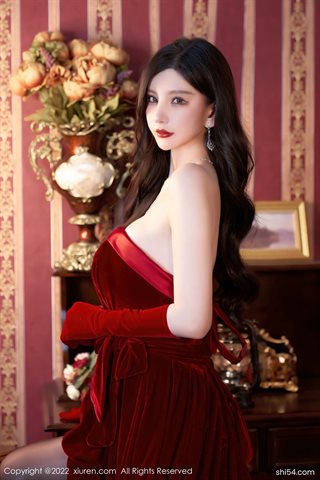 [XiuRen秀人网] No.4909 周于希Sally Vestido rojo oscuro con hombros descubiertos y tacones rojos oscuros de seda negra. - 0066.jpg
