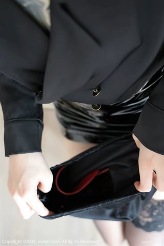 [XiuRen秀人网] No.4927 奶瓶 Schwarzer Lederrock und Spitzenunterwäsche mit schwarzer Seide - 0008.jpg