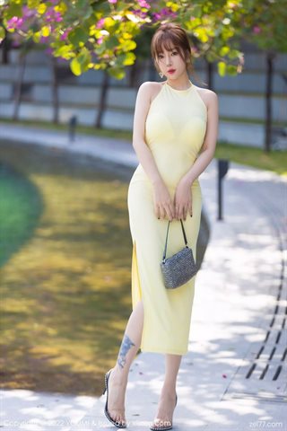 [YOUMI尤蜜荟] Vol.738 王雨纯 Gelbes Kleid für Innenaufnahmen im Hotel mit Strümpfen in Primärfarbe - 0002.jpg
